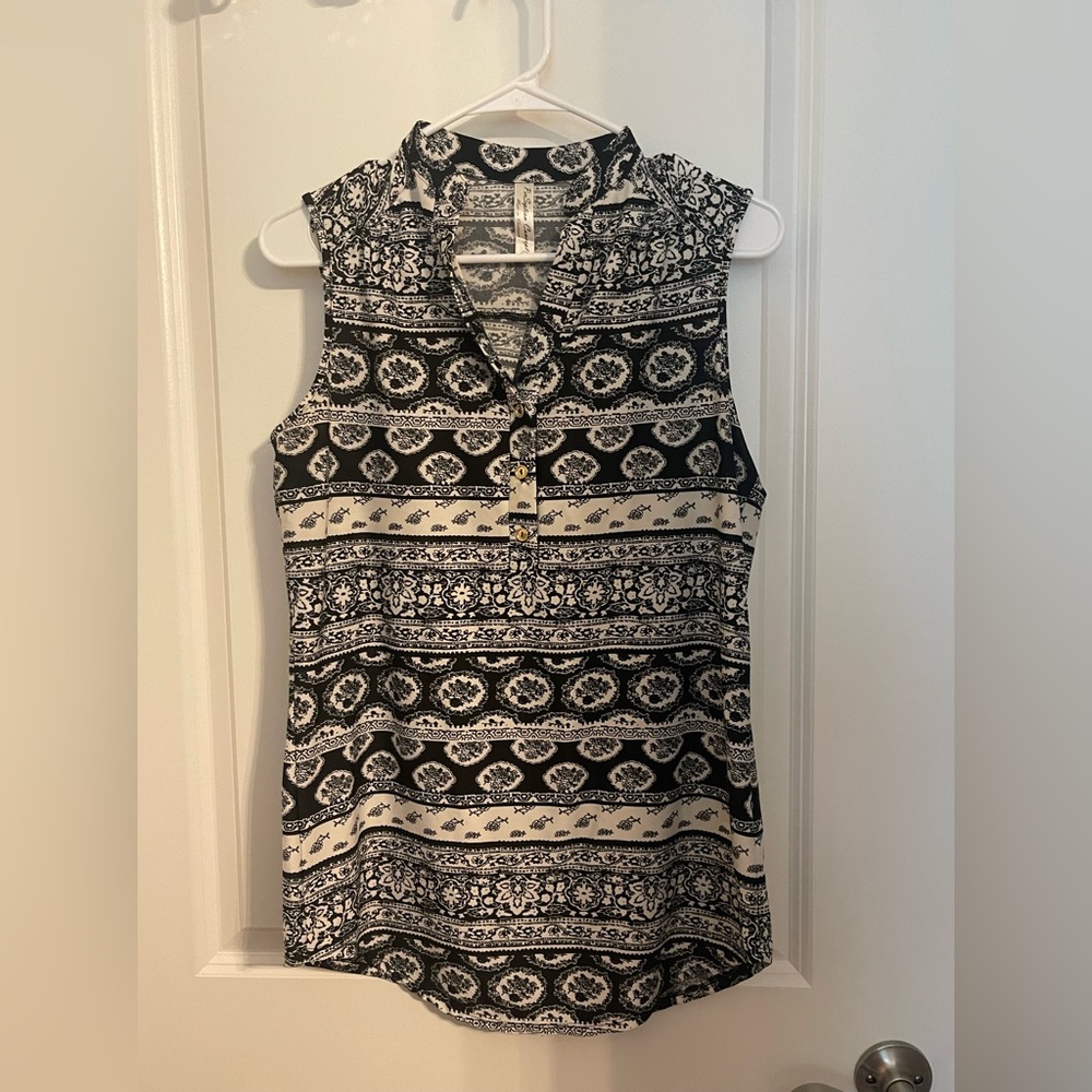 Ladies size M top. Cute summer sleeveless top. Light weight.